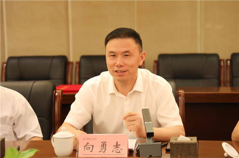 向勇志首先代表医院向赵永祥教授表示热烈的欢迎和诚挚的感谢.
