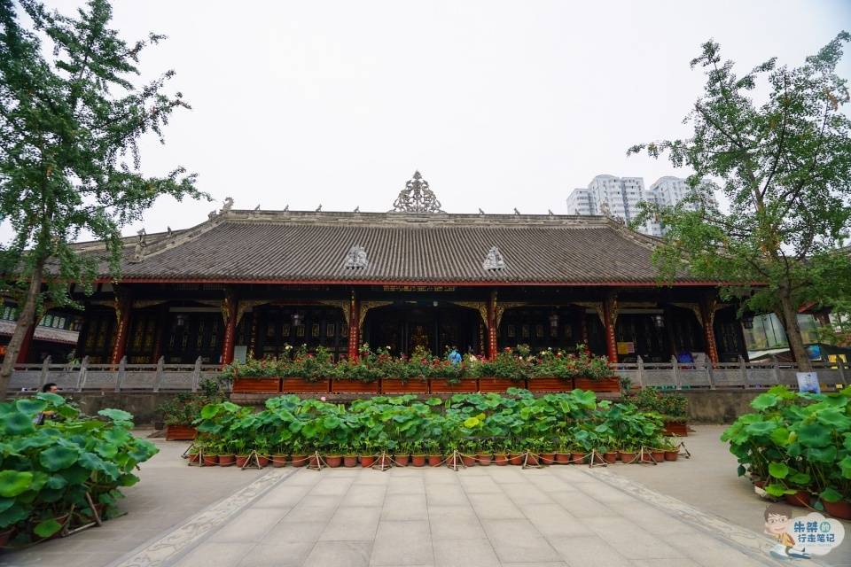 「佛寺」距今已1600多年历史，藏在最繁华的商区，成都唯一保存下来的佛寺