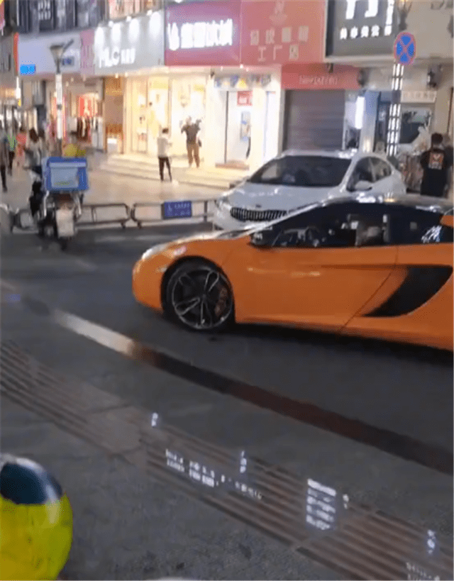 一群大儿子开车,410万迈凯轮12C,车主90后关门用脚踢