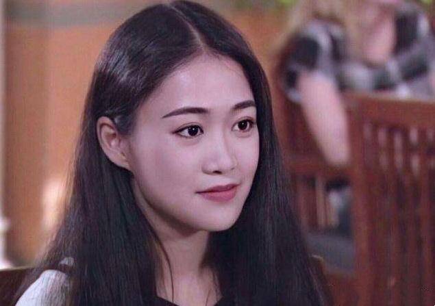 很多人看到蓝盈莹的表演,不由自主就想起了香港的某位女演员,现年50岁