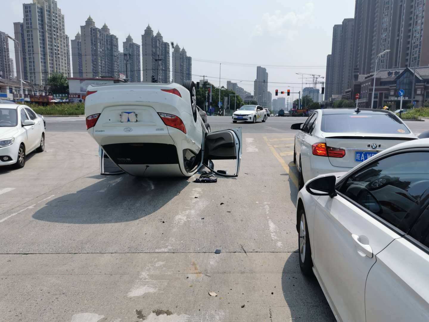 合肥市蒙城北路和耀远路交叉口发生车祸,白色北京现代