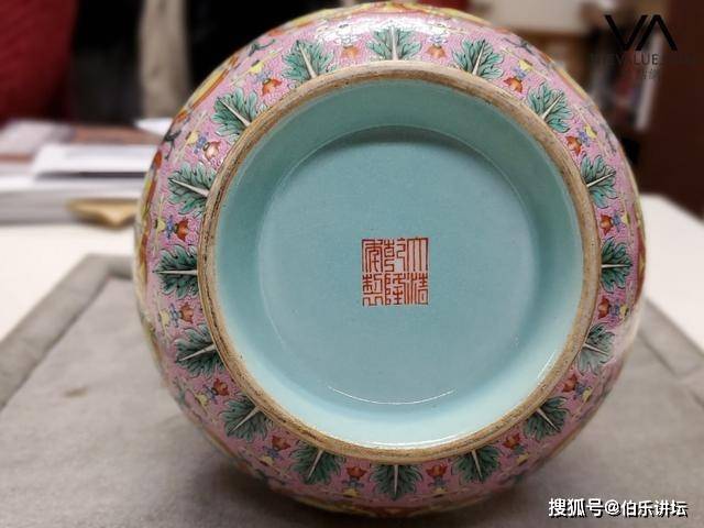 中国 乾隆硝子 朱色 花瓶 中国 乾隆硝子 朱色 赤色 花瓶 ガラス