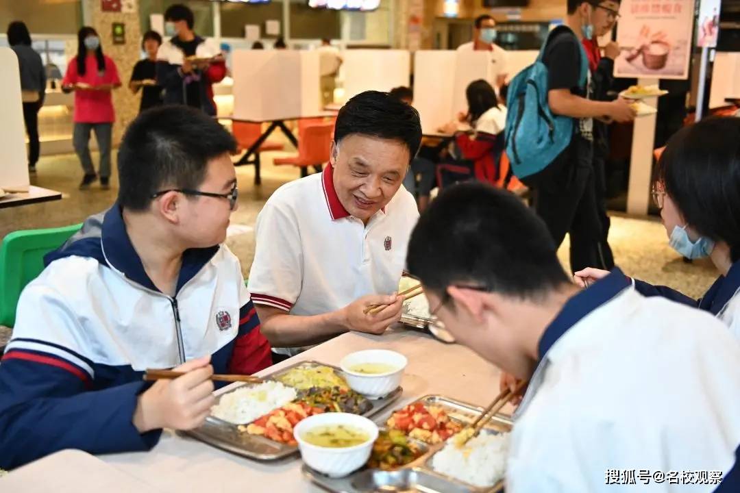 在成都这所名校,校长不仅会陪孩子吃饭,而且还会和他们聊知心话