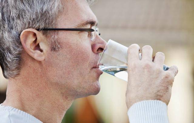 原创有高血压的人,在夏季怎么喝水才养生?正确喝水的3个小知识