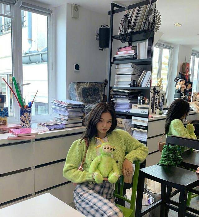 原创jennie旅游照更新,白衬衫格纹裤搭毛外套,保暖休闲又时尚