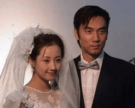 他才是歌手界的大赢家,第一任妻子捧红他,如今娶第二任妻子让他成富豪