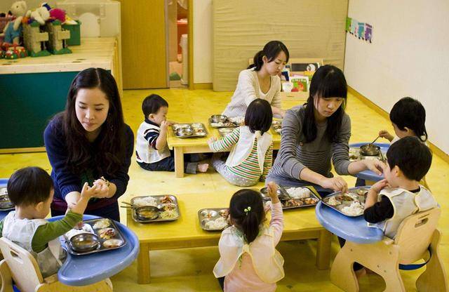 孩子回家说午餐吃不饱,鸡蛋面没有鸡蛋,幼儿园的解释引众怒