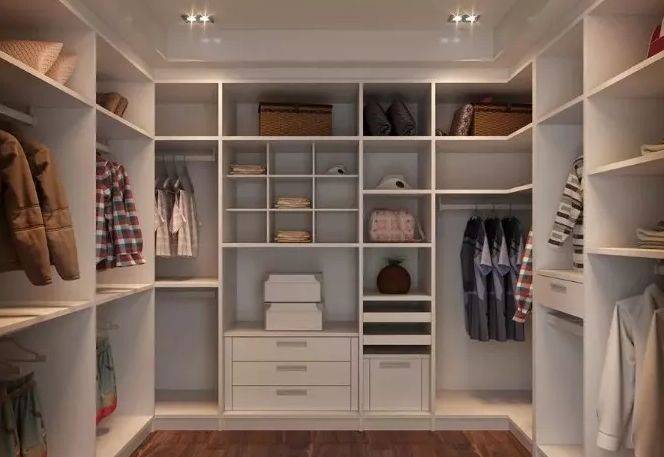 如果卧室偏向长方形且空间足够的话,自然可以自由设计衣帽间具体布局