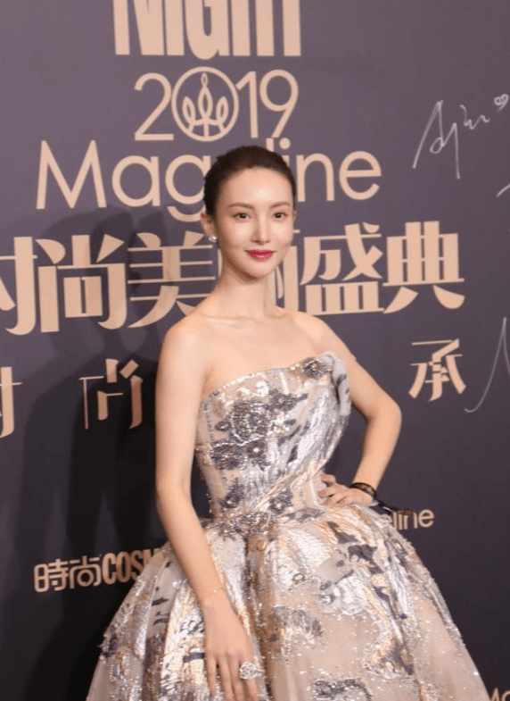 原创金晨"奶奶头"有福相,天庭饱满显贵气,穿晚礼服格外靓丽