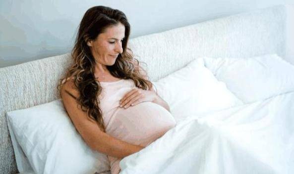 孕晚期胎儿迟迟不入盆，多半由于孕妈常做两个动作，中了赶紧改