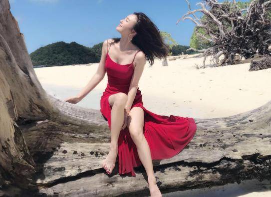 被黄晓明伤了情，被剧组罚了1000万，秦岚这10年