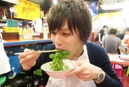 难以想象：日本人喜欢香菜已近疯狂，用香菜调酒竟还用来洗澡_感觉