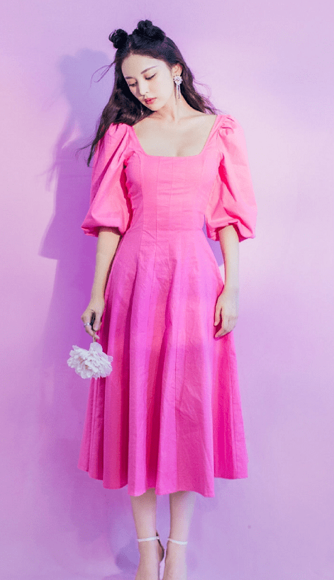 28岁的古力娜扎开始装嫩,穿死亡芭比粉裙子的腰,太令人意外