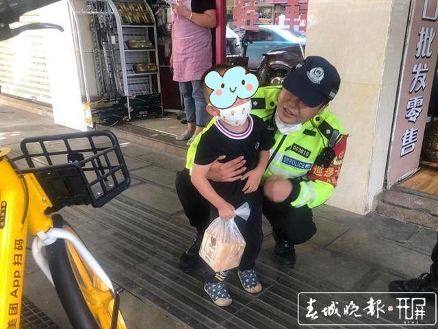 “我要找妈妈…”昆明4岁男孩街头走丢,一边走
