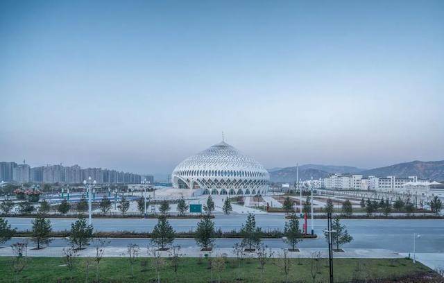 甘肃地标性建筑——临夏民族大剧院,传统与现代的多元