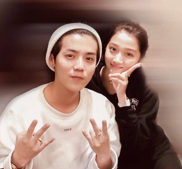 鹿晗关晓彤被曝领证结婚，男方买八千万豪宅做