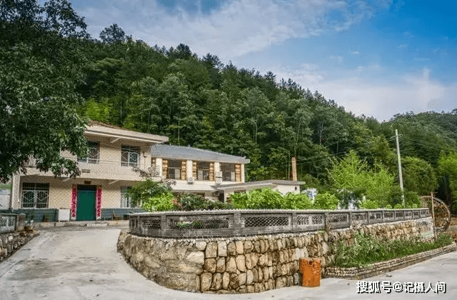 这是沙窝村一家集观光,休闲,住宿于一体的生态观光园.