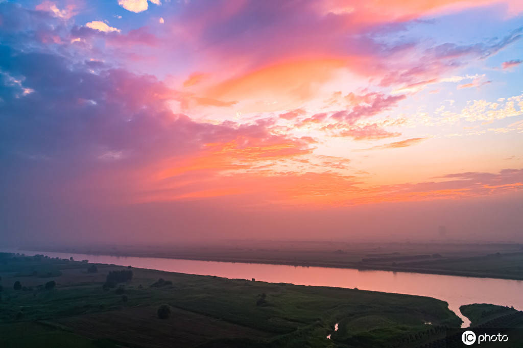 1/ 6 2020年6月28日,陕西西安,雨后傍晚的天空,呈现绚丽多彩的晚霞.