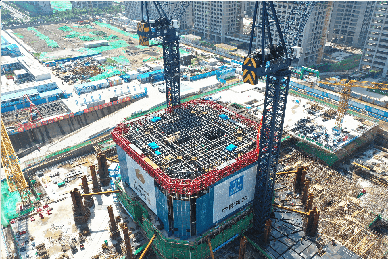 新一代"空中造楼机"正式启用 498米中国国际丝路中心进入建设"加速期"