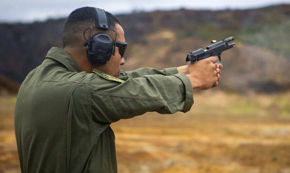 认证训练,主要轻武器包括m1014霰弹枪,m9a1和m45a1手枪以及m4a1卡宾枪