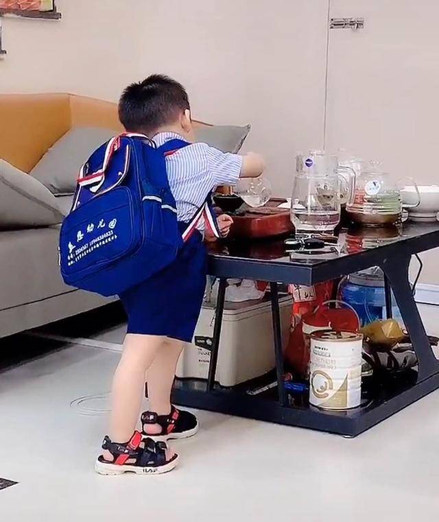 “觉悟最高弟弟”火了，伺候姐姐无微不至，妈妈：比他爸强多了
