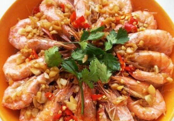 蒜蓉粉丝蒸大虾3.倒入牛肉滑散,加入郫县豆瓣和泡椒炒出香味.