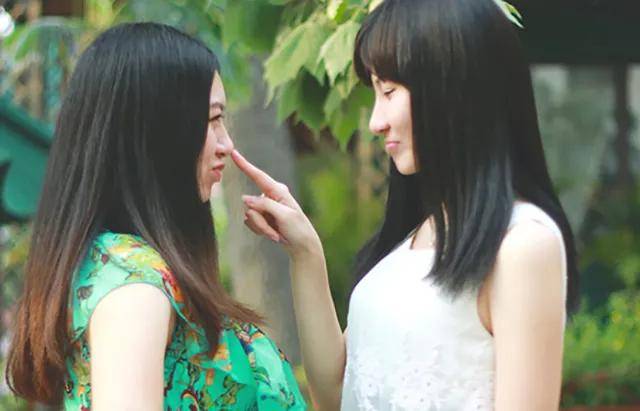 其实，孩子最会“察言观色”，你的微笑是打开他们心门的钥匙