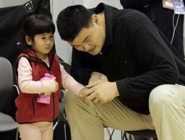 记者质问：为何要让女儿加入美国籍？姚明和郎平的回答，截然不同