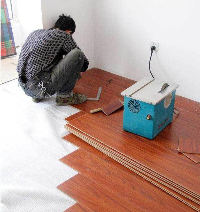 原创家里喜欢铺设木地板记得在铺装前先铺上一层它寿命更长