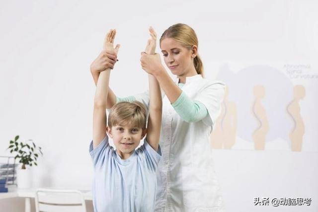 影响|掌握这三个要点来应对你家孩子驼背吗？千万要注意保护孩子
