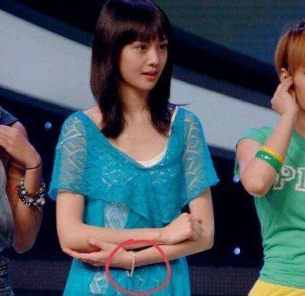 郑爽|原创郑爽张翰戴同款戒指疑复合，多处蛛丝马迹佐证，网友不看好居多