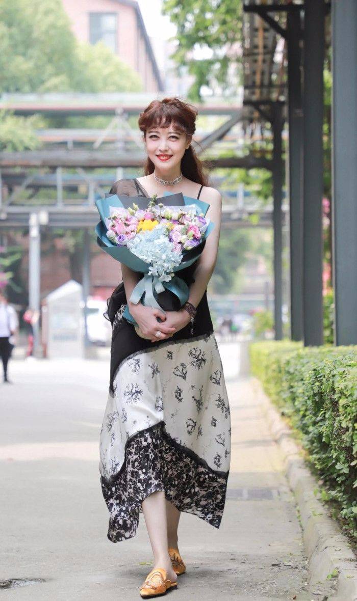 模样|原创周海媚扮嫩好狠,穿吊带裙硬P成18岁,看到没修图的皱纹不打脸吗?