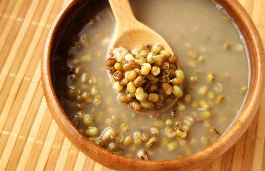 清热解毒的绿豆汤，能和中药能和平共处吗？