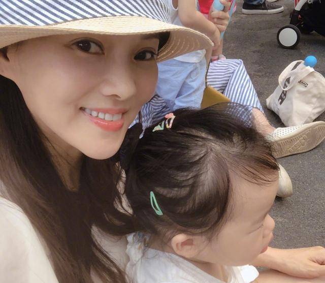 伊能静儿子爱穿女装，与他同框的也都是女生，引发网友热议