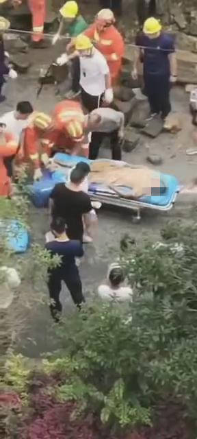 保靖县迁陵镇一人行道偏坡突发塌方致2人死亡