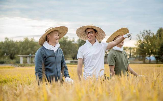 50岁&quot;尔康&quot;周杰向路人求帮忙反招骂？感到