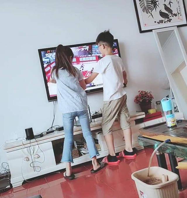 孩子|爸爸在一旁左右为难，网友：不该揍儿子一顿吗？兄妹俩为抢电视看大打出手