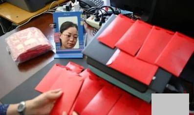 高考前的最后一堂课,老师送出了57个红包,全班同学泪眼朦胧 高考前的最后一堂课,老师送出了57个红包,全班同学泪眼朦胧