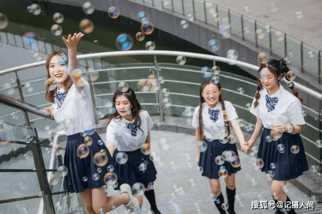 原创组图:你要的毕业照造型我都有,几个人到几十个人,统统都能满足