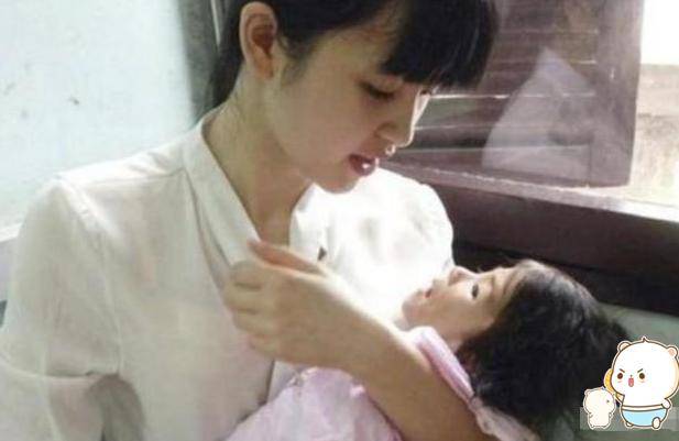 原创24岁网红收养“皮包骨”女孩，网友质疑炒作宣传，二人现状如何？