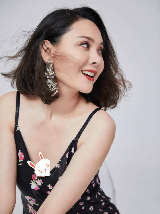 难怪郭晓冬不让程莉莎裙子短过膝看到她穿开叉裙这腿得买保险