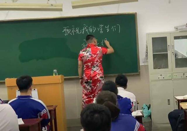 高3男老师穿旗袍给学生上最后一课，用心良苦感动网友：穿出了旗袍的灵魂