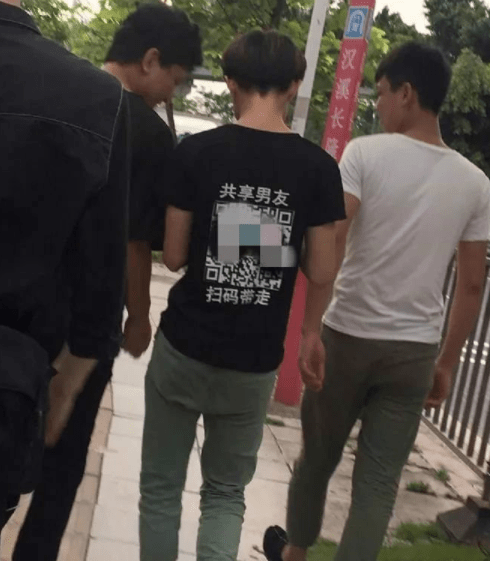 原创
谁知道他对狗说了什么..................