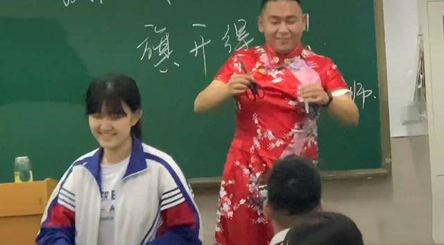 高3男老师穿旗袍给学生上最后一课，用心良苦感动网友：穿出了旗袍的灵魂