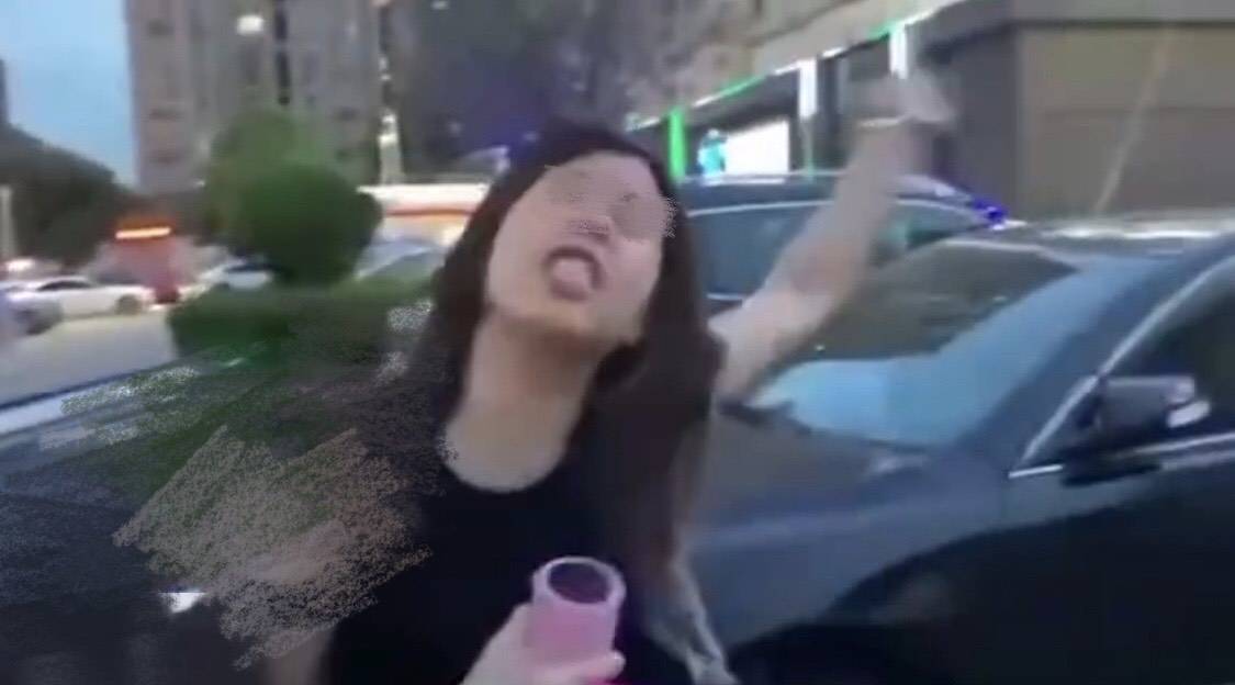 乱停车致4辆车被堵,奔驰女司机态度蛮横,自称律师还动手打人