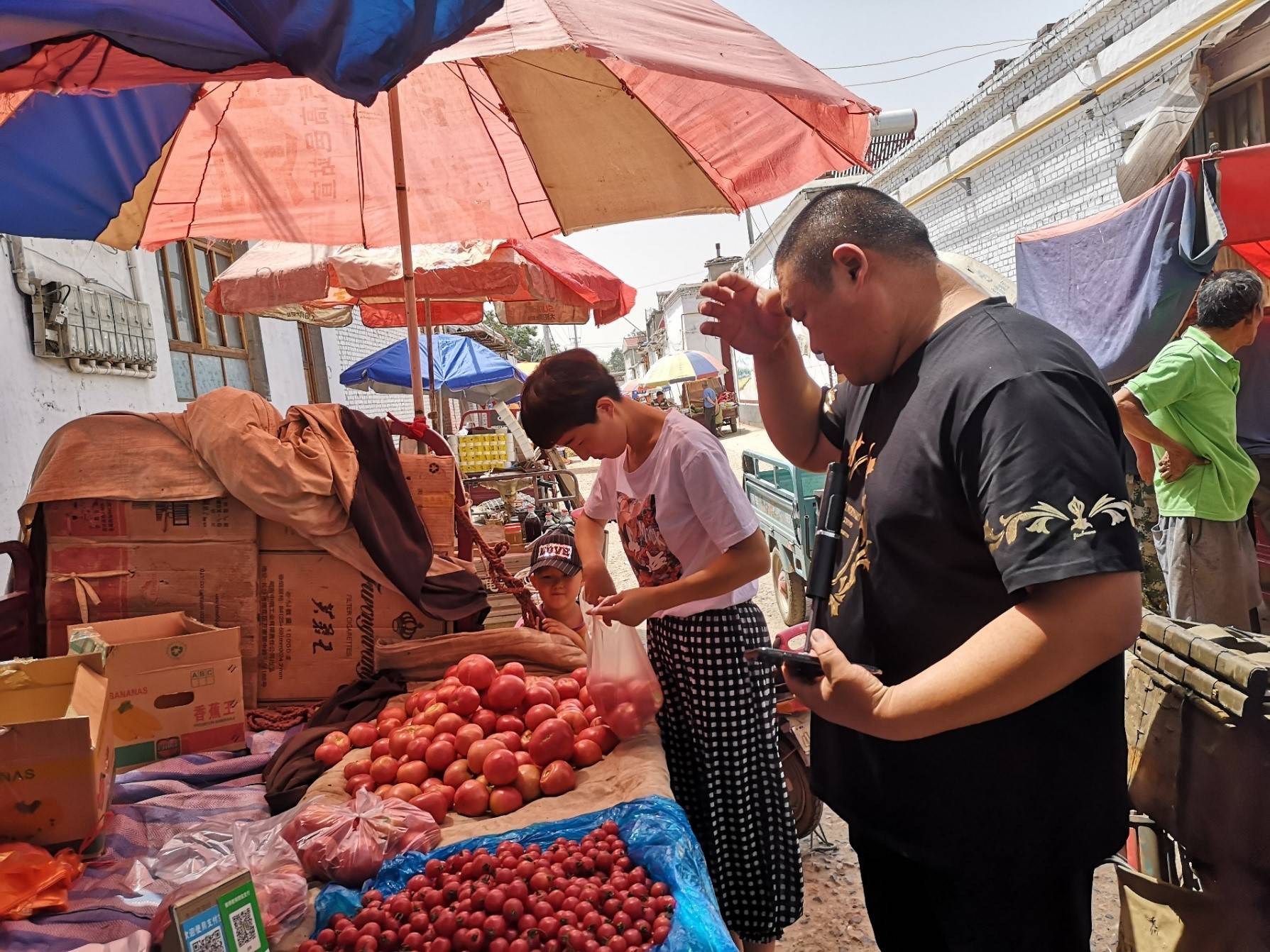 喝酒、点烟、劈砖，河北农民火爆Twitter
