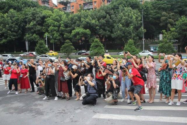 高考|寓意“旗开得胜”2020全国高考启幕！重庆家长穿旗袍助阵高考