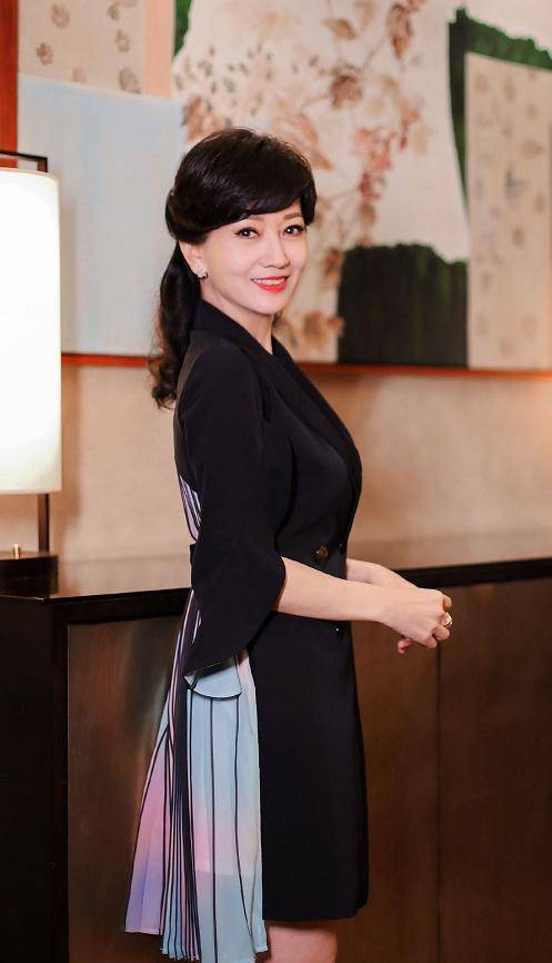 #赵雅芝#,66岁赵雅芝被夸容颜不老?当没了美颜滤镜后,众人直呼失态了