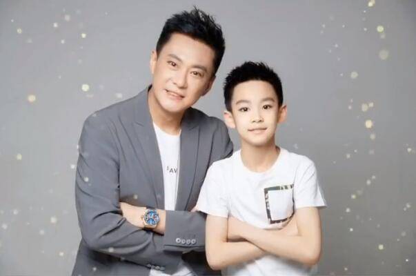 曹颖老公49岁生日不愿出镜，儿子机智放全家福，