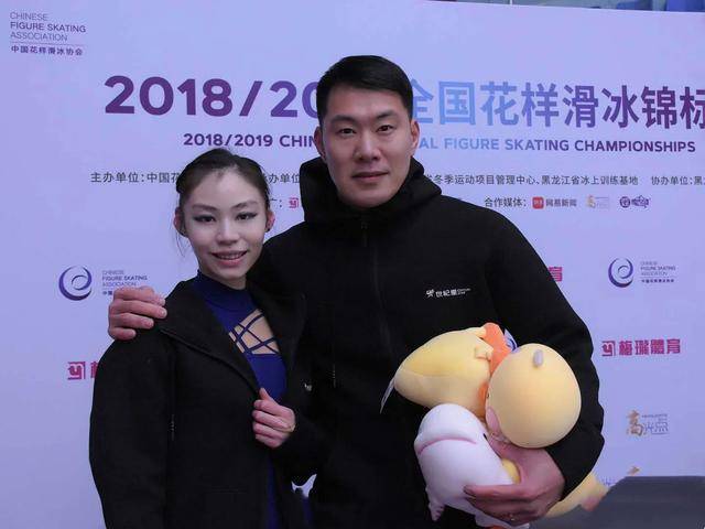 36岁花滑名将,五届奥运元老,拆散年轻组合引争议,妻子不是搭档_张昊